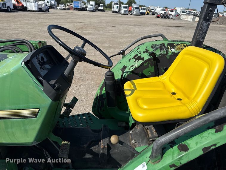image for item NU9637 1992 John Deere 5200 tractor