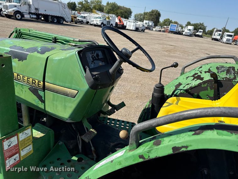 image for item NU9637 1992 John Deere 5200 tractor