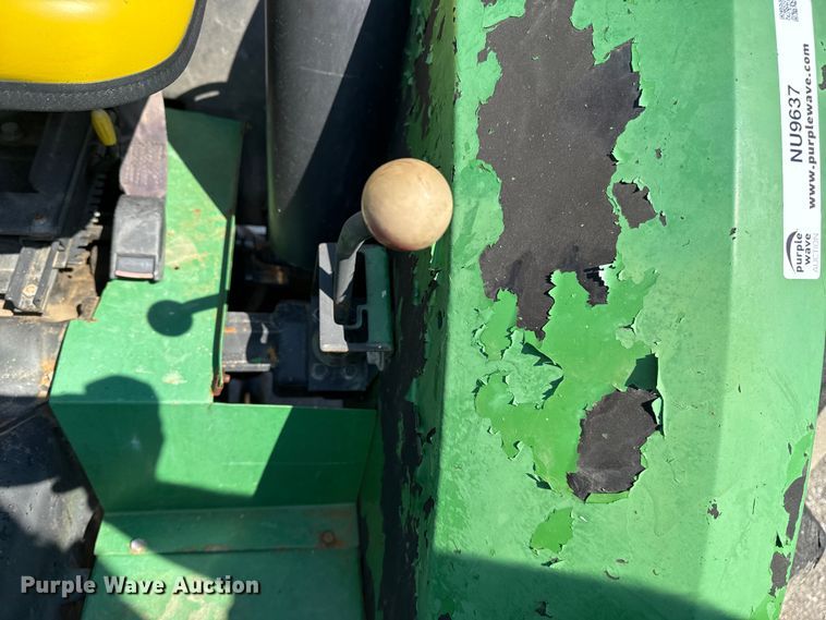 image for item NU9637 1992 John Deere 5200 tractor