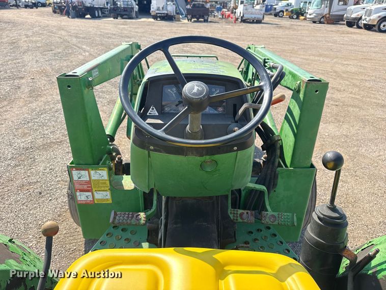 image for item NU9637 1992 John Deere 5200 tractor