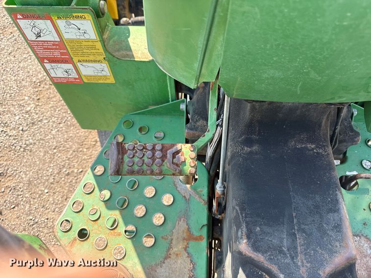 image for item NU9637 1992 John Deere 5200 tractor