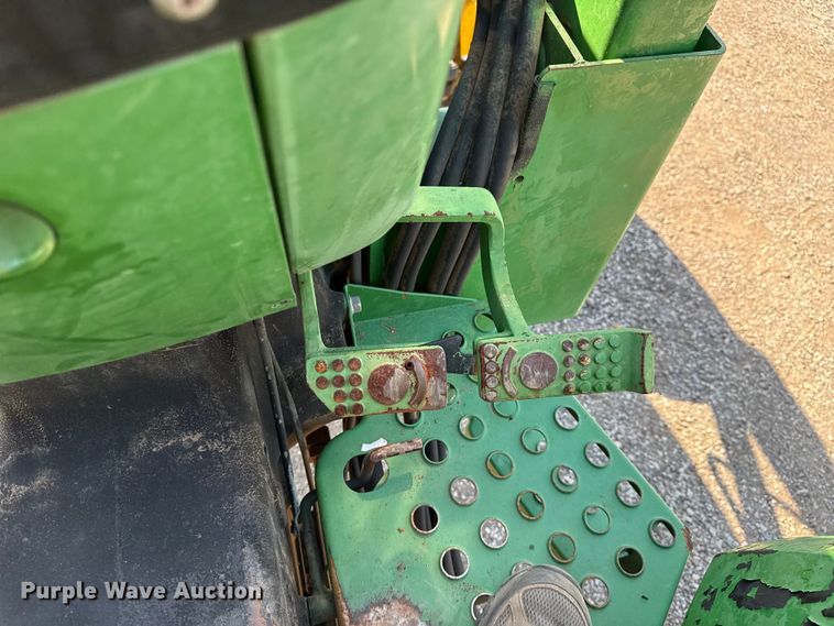 image for item NU9637 1992 John Deere 5200 tractor