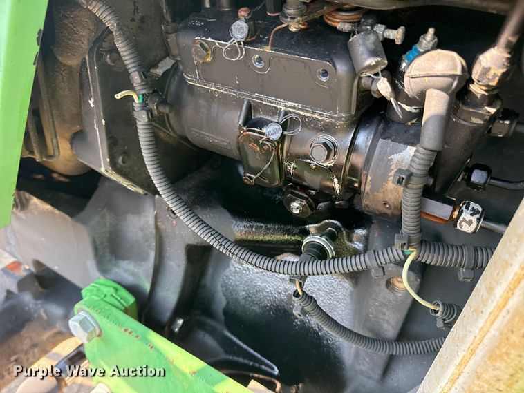 image for item NU9637 1992 John Deere 5200 tractor