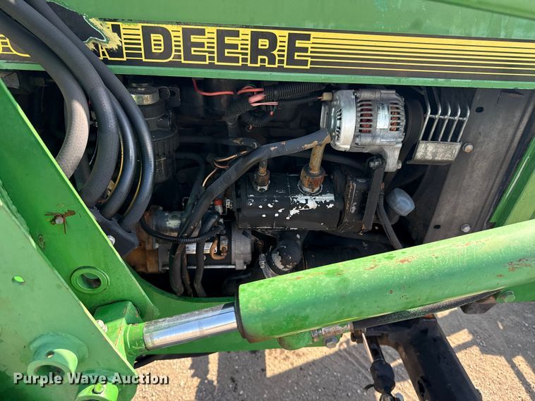 image for item NU9637 1992 John Deere 5200 tractor