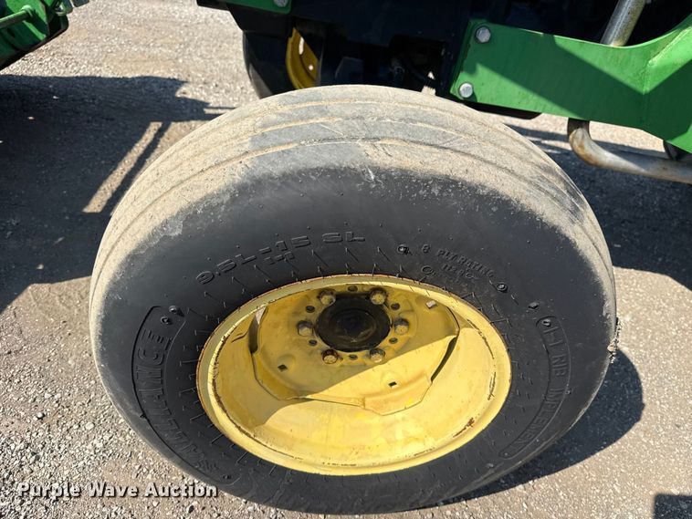 image for item NU9637 1992 John Deere 5200 tractor