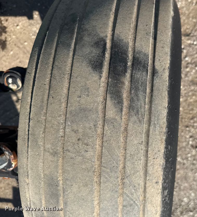 image for item NU9637 1992 John Deere 5200 tractor