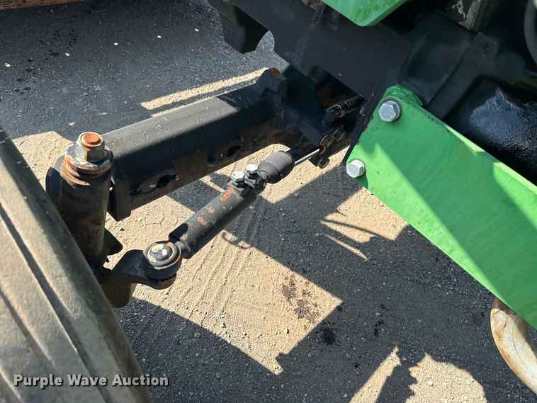 image for item NU9637 1992 John Deere 5200 tractor