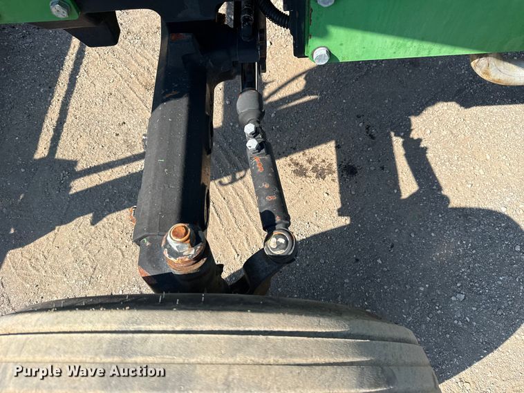 image for item NU9637 1992 John Deere 5200 tractor