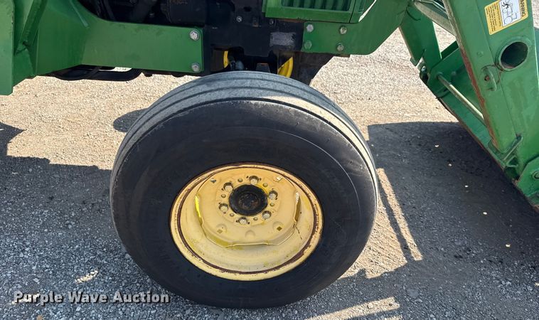 image for item NU9637 1992 John Deere 5200 tractor