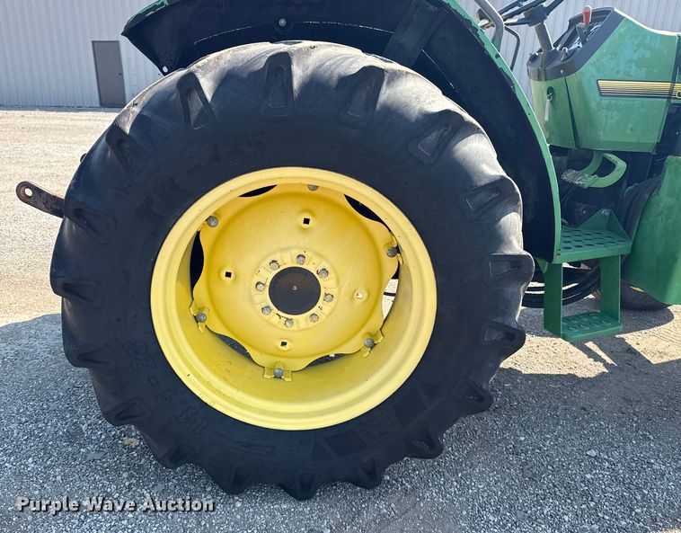 image for item NU9637 1992 John Deere 5200 tractor