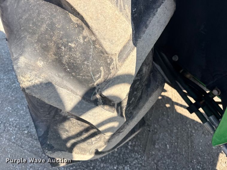 image for item NU9637 1992 John Deere 5200 tractor