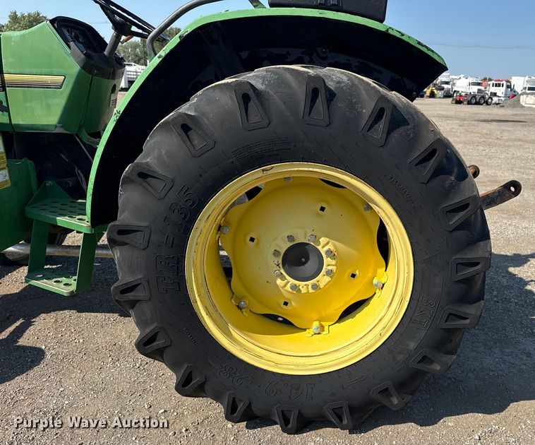image for item NU9637 1992 John Deere 5200 tractor