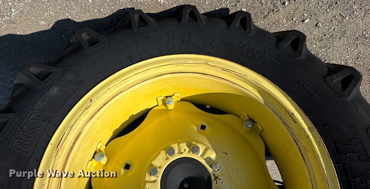 image for item NU9637 1992 John Deere 5200 tractor