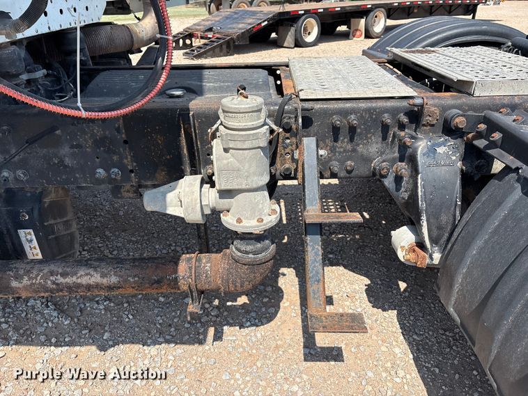 image for item DO1180 2001 Freightliner Century Classis semi truck