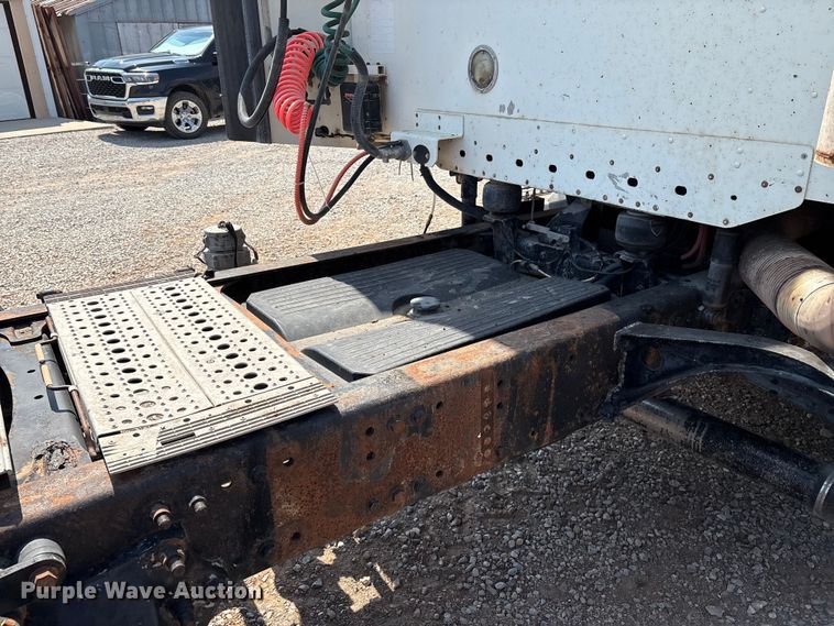 image for item DO1180 2001 Freightliner Century Classis semi truck