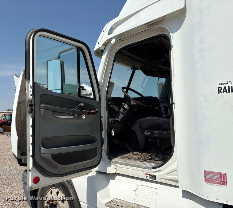 image for item DO1180 2001 Freightliner Century Classis semi truck