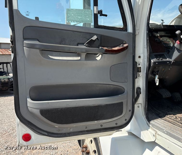 image for item DO1180 2001 Freightliner Century Classis semi truck