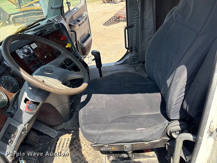 image for item DO1180 2001 Freightliner Century Classis semi truck