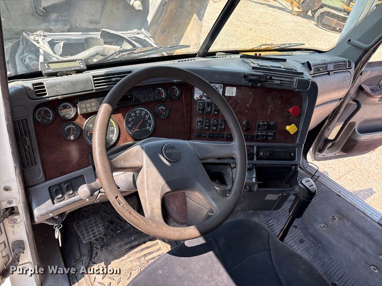 image for item DO1180 2001 Freightliner Century Classis semi truck