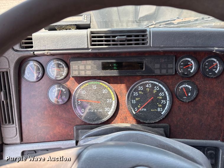 image for item DO1180 2001 Freightliner Century Classis semi truck