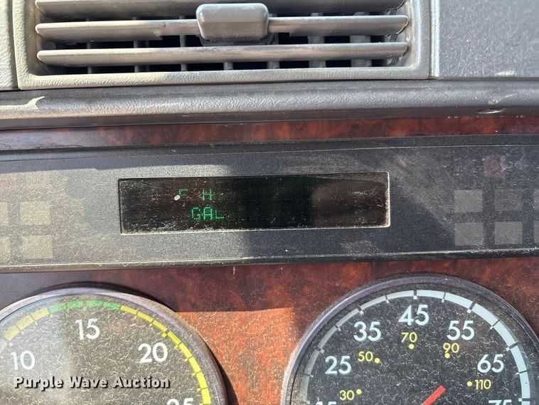 image for item DO1180 2001 Freightliner Century Classis semi truck