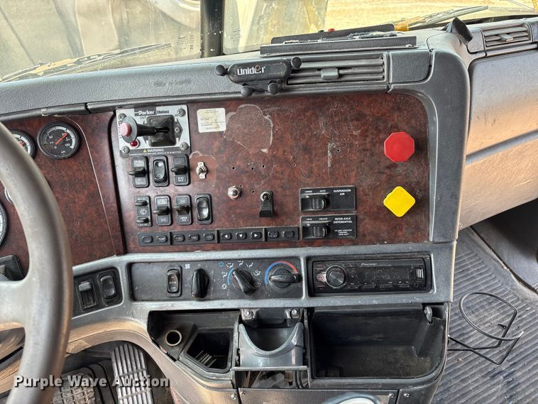 image for item DO1180 2001 Freightliner Century Classis semi truck