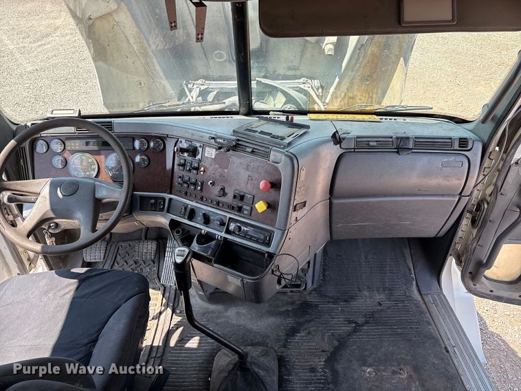 image for item DO1180 2001 Freightliner Century Classis semi truck