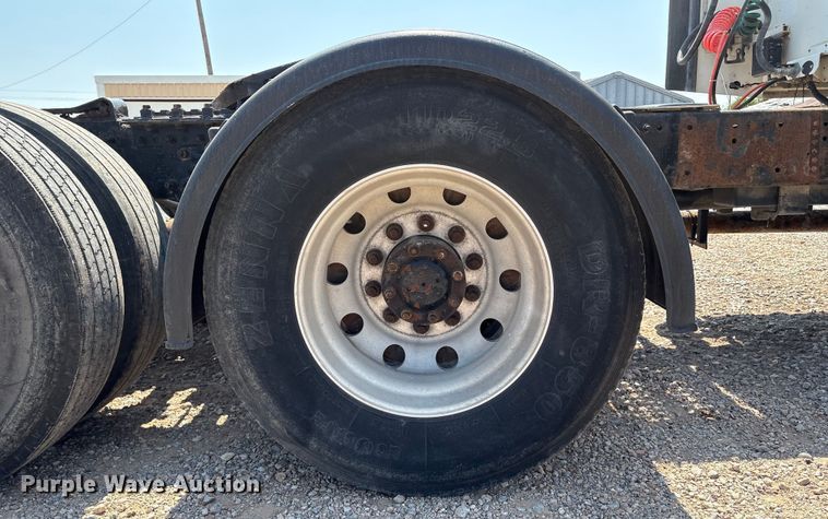 image for item DO1180 2001 Freightliner Century Classis semi truck