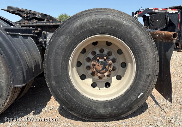 image for item DO1180 2001 Freightliner Century Classis semi truck