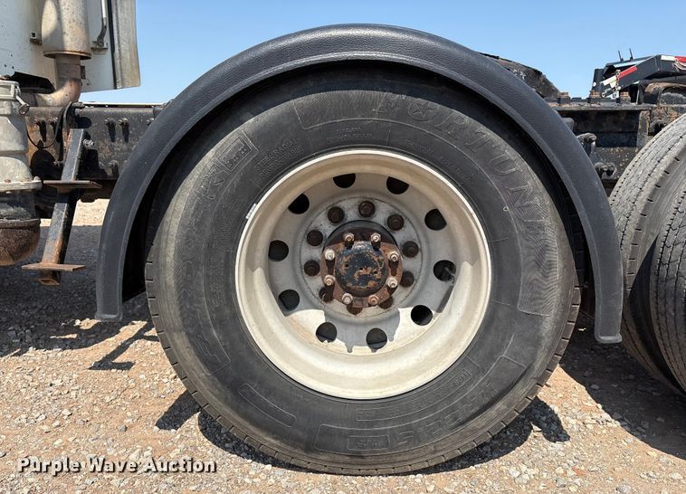 image for item DO1180 2001 Freightliner Century Classis semi truck