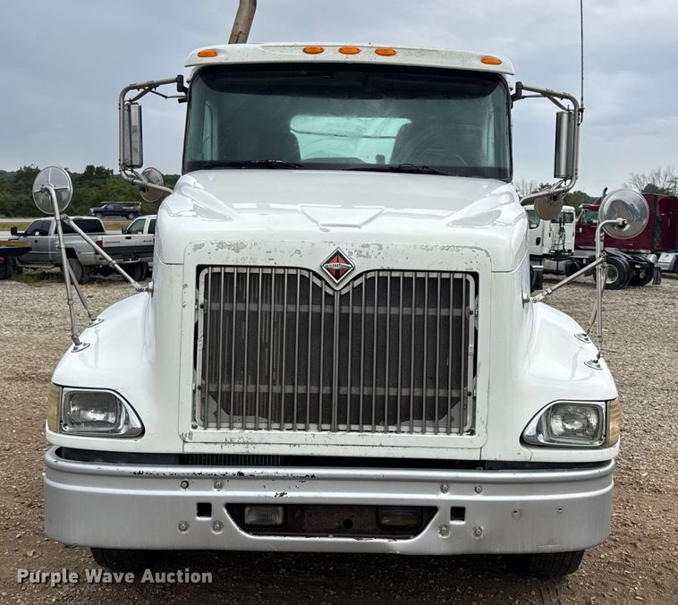 image for item DO2218 2003 International 9200i semi truck