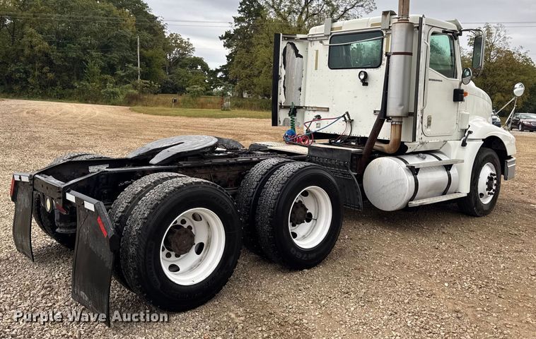 image for item DO2218 2003 International 9200i semi truck