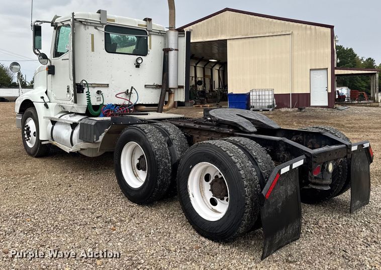 image for item DO2218 2003 International 9200i semi truck