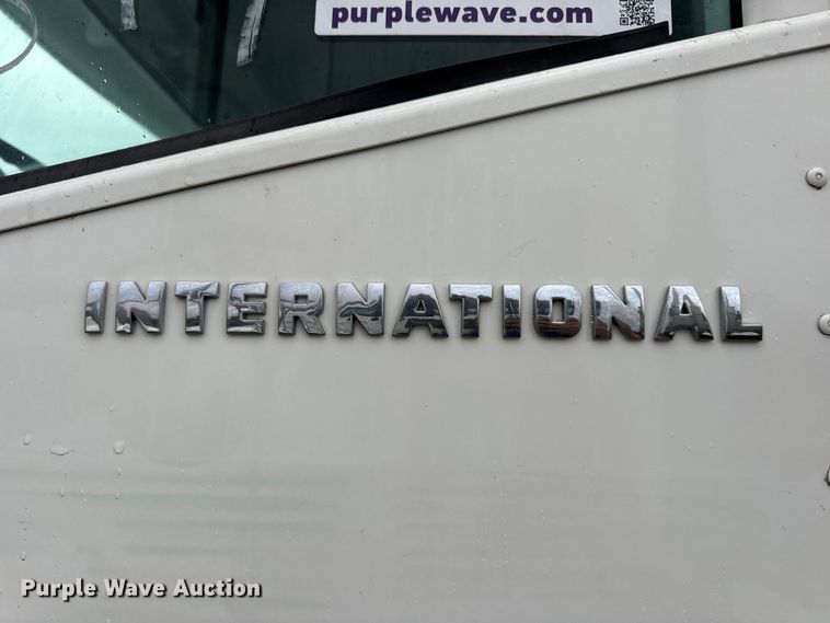 image for item DO2218 2003 International 9200i semi truck