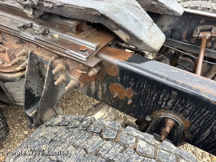 image for item DO2218 2003 International 9200i semi truck