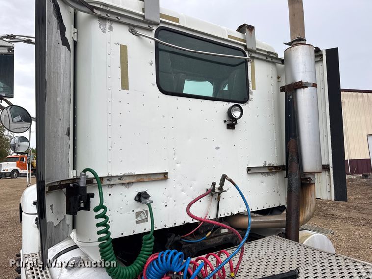 image for item DO2218 2003 International 9200i semi truck