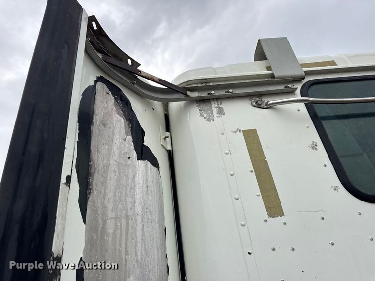 image for item DO2218 2003 International 9200i semi truck