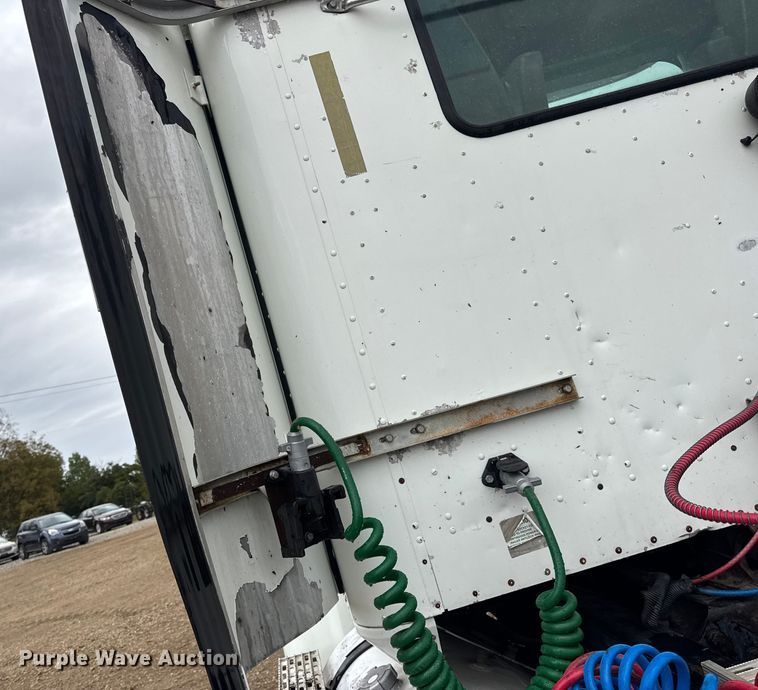 image for item DO2218 2003 International 9200i semi truck