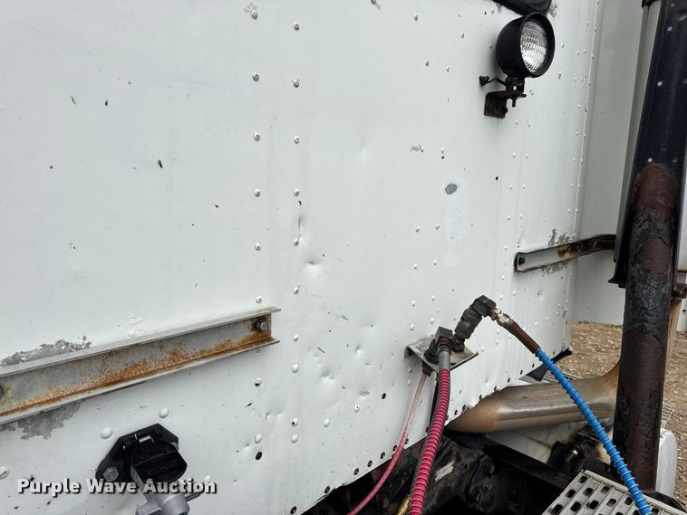 image for item DO2218 2003 International 9200i semi truck