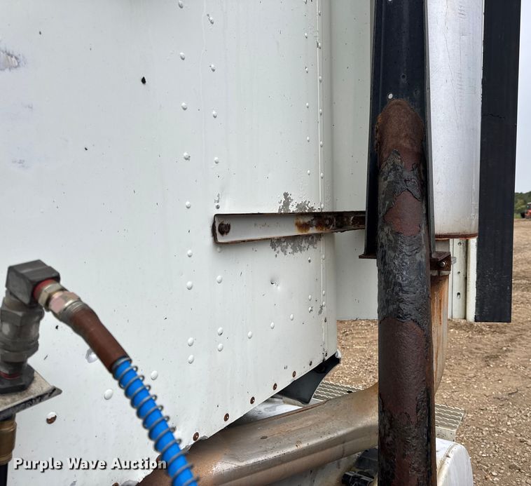 image for item DO2218 2003 International 9200i semi truck