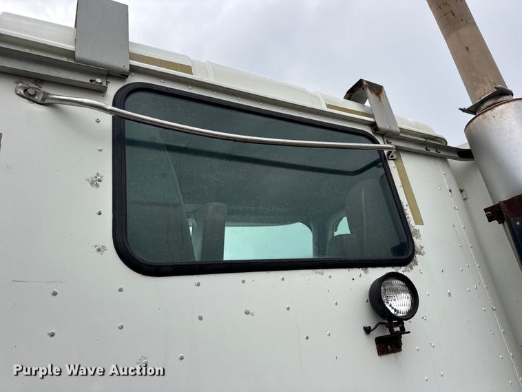 image for item DO2218 2003 International 9200i semi truck