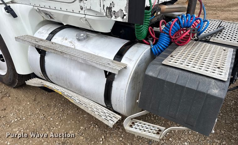 image for item DO2218 2003 International 9200i semi truck