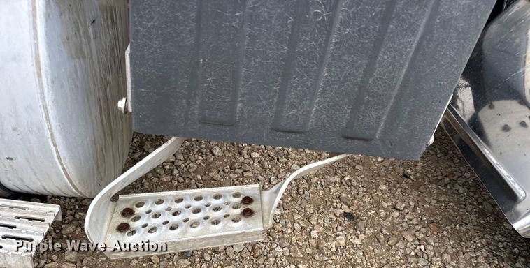 image for item DO2218 2003 International 9200i semi truck