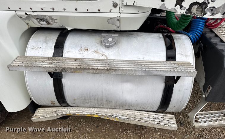 image for item DO2218 2003 International 9200i semi truck