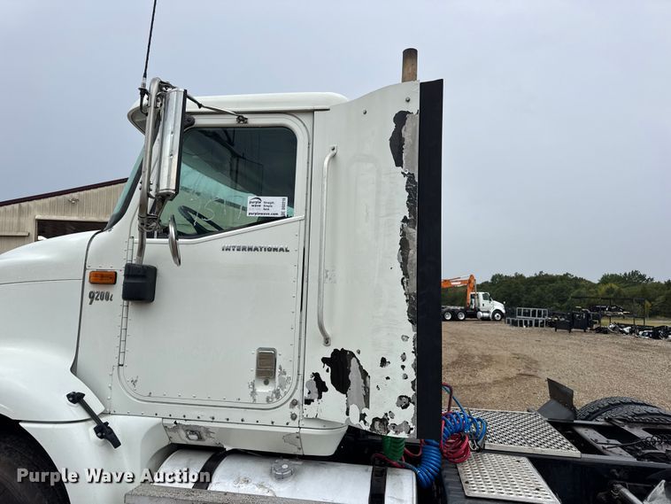 image for item DO2218 2003 International 9200i semi truck