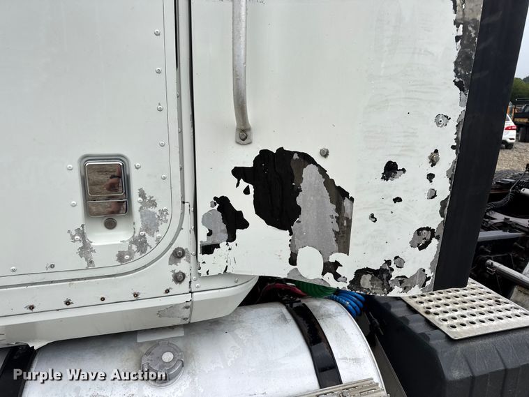 image for item DO2218 2003 International 9200i semi truck