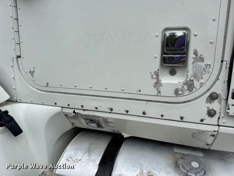 image for item DO2218 2003 International 9200i semi truck