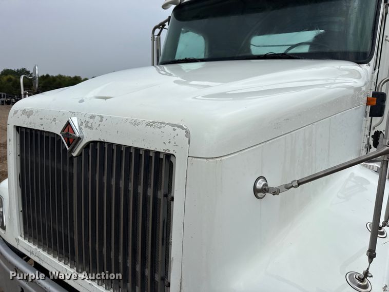 image for item DO2218 2003 International 9200i semi truck