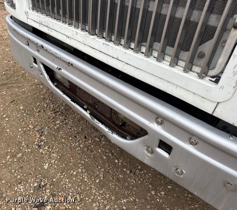 image for item DO2218 2003 International 9200i semi truck