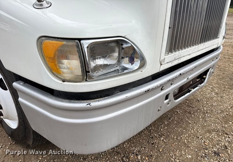 image for item DO2218 2003 International 9200i semi truck